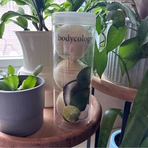 Vintage Bodycology Coconut Lime Bath Bombs - White and Green